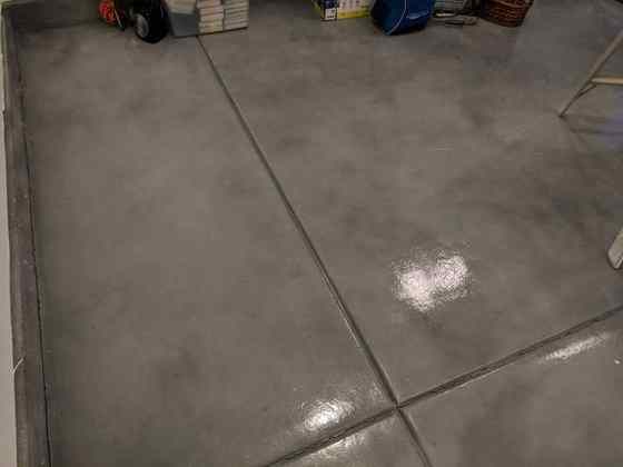 Light gray faux-finished Bella Rocca garage floor